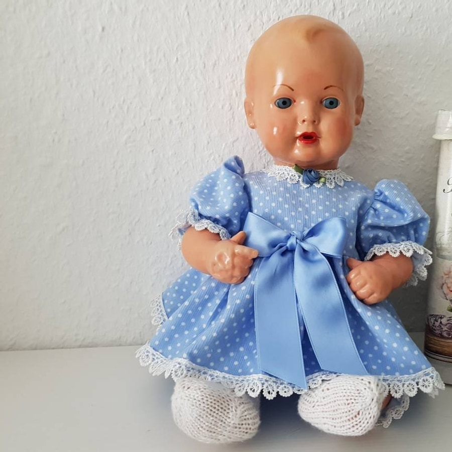 Puppe im beliebten blauen Kleid – handgenähte Puppenkleidung der Puppenklinik