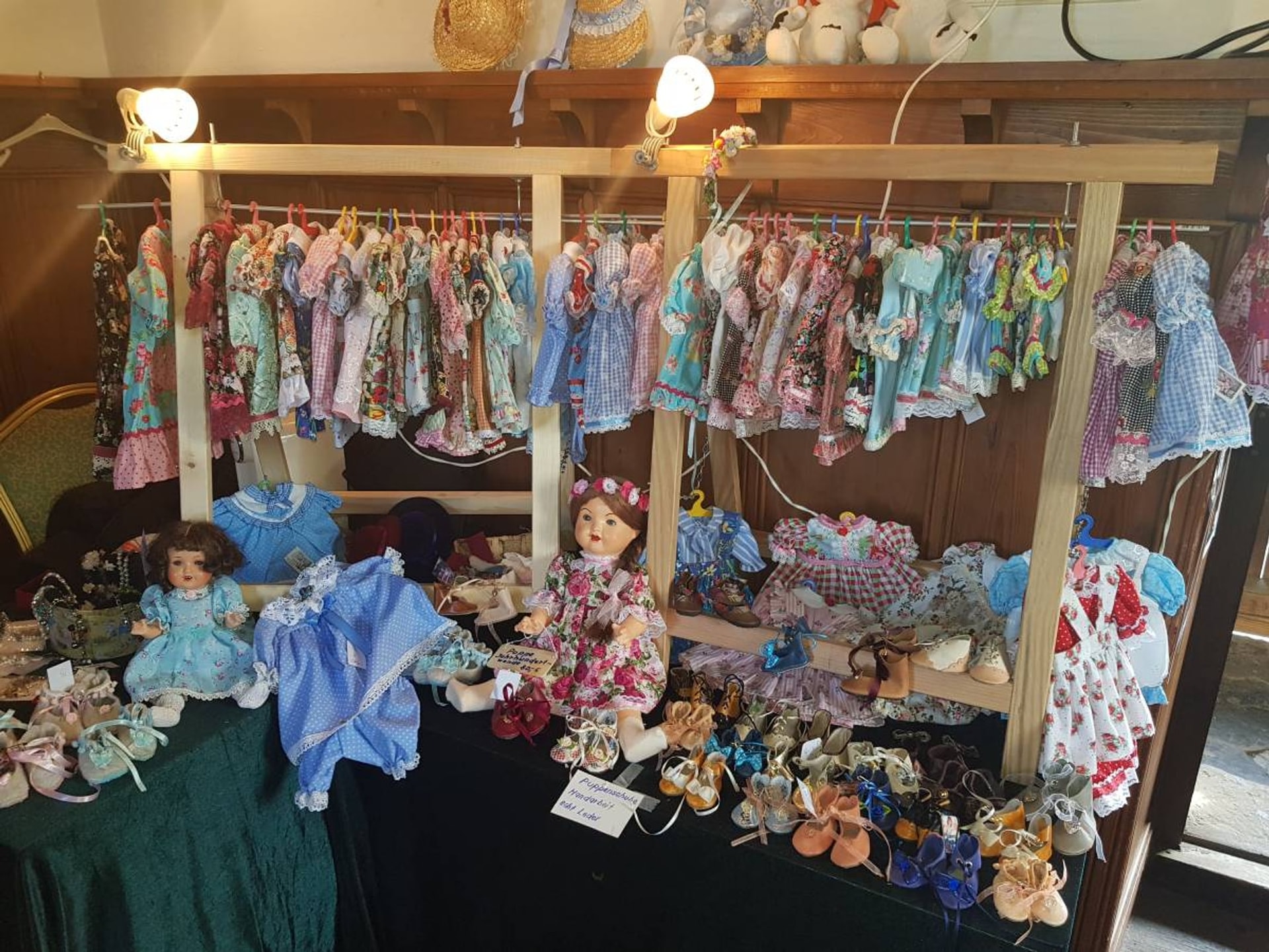 Handgenähte Puppenkleidung und Puppenschuhe in der Puppenklinik Solingen