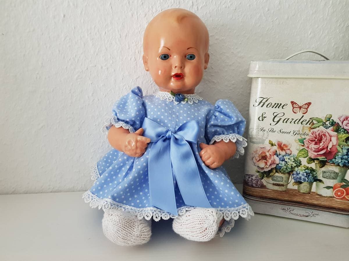 Handgenähte Puppenkleidung nach Maß und Puppenschuhe in der Puppenklinik Solingen