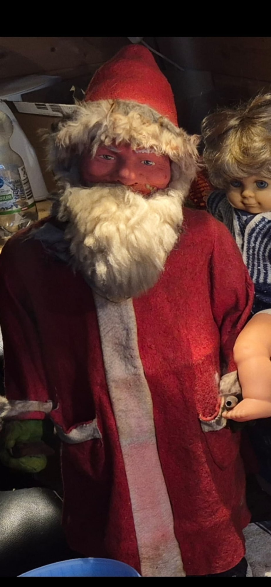 Antike Weihnachtsmann-Figur in der Puppenklinik Solingen