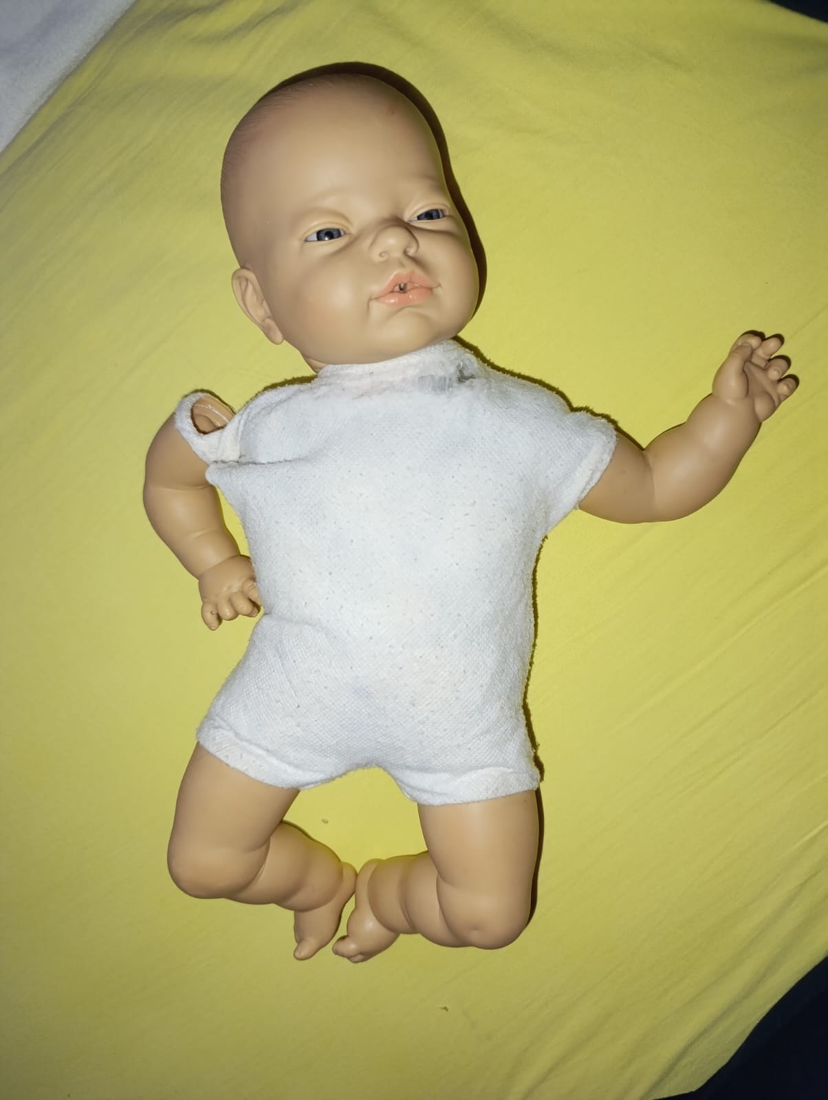 Babypuppe mit abgerissenem Arm vor der Puppenreparatur