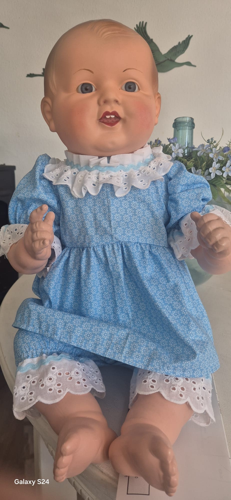 Restaurierte Babypuppe im blauen Blumenkleid mit Spitze