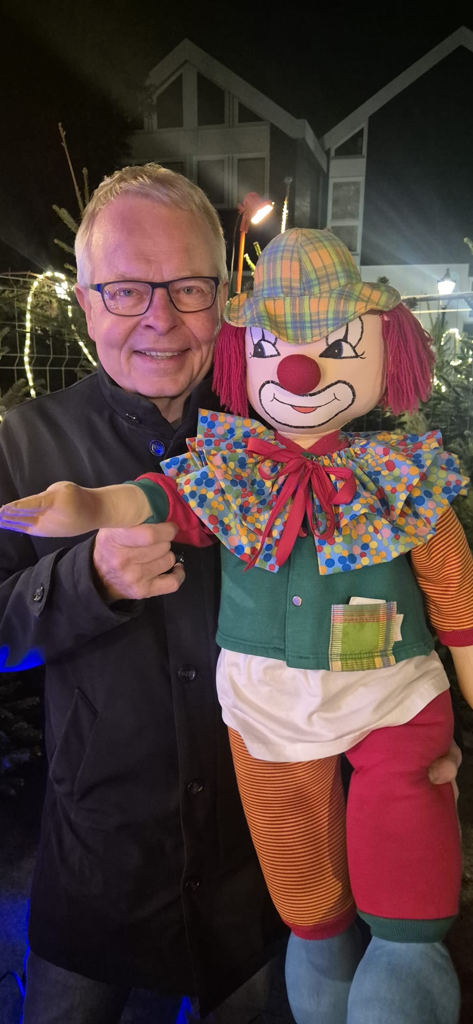 Restaurierte Clown-Stoffpuppe nach Reparatur in der Puppenklinik Solingen
