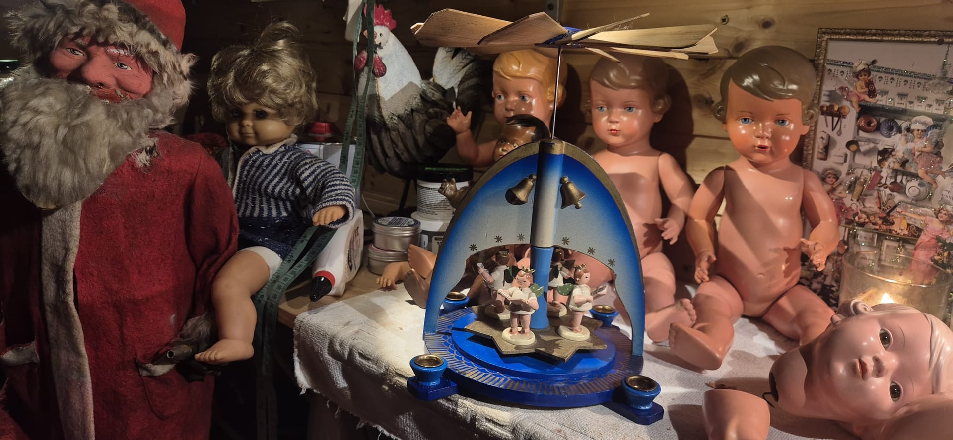Werkstatt der Puppenklinik mit Celluloidpuppen und Weihnachtspyramide – Puppendoktorin Solingen