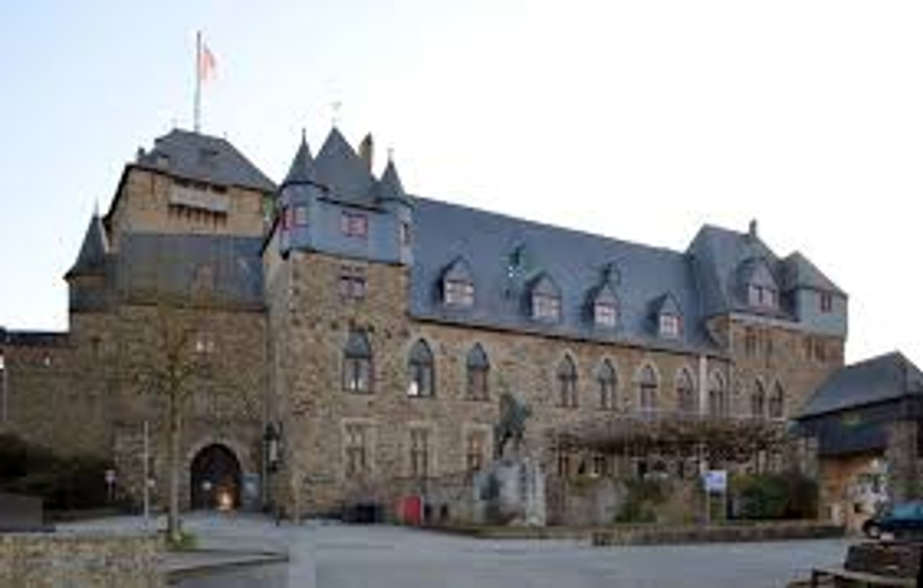 Schloss Burg Solingen – Standortnähe der Puppenklinik und Puppendoktorin