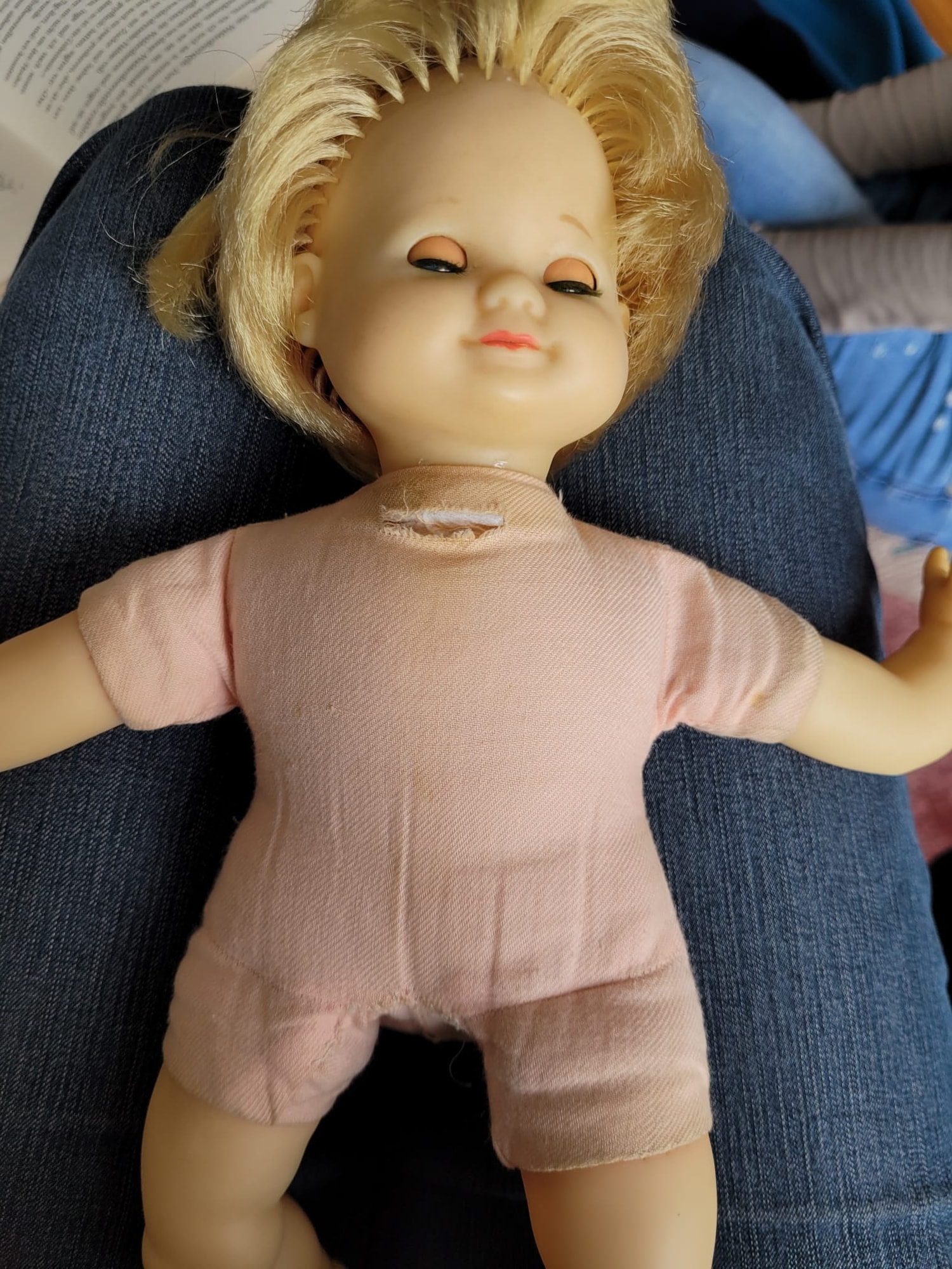 Stoffpuppe mit Riss am Hals vor der Reparatur