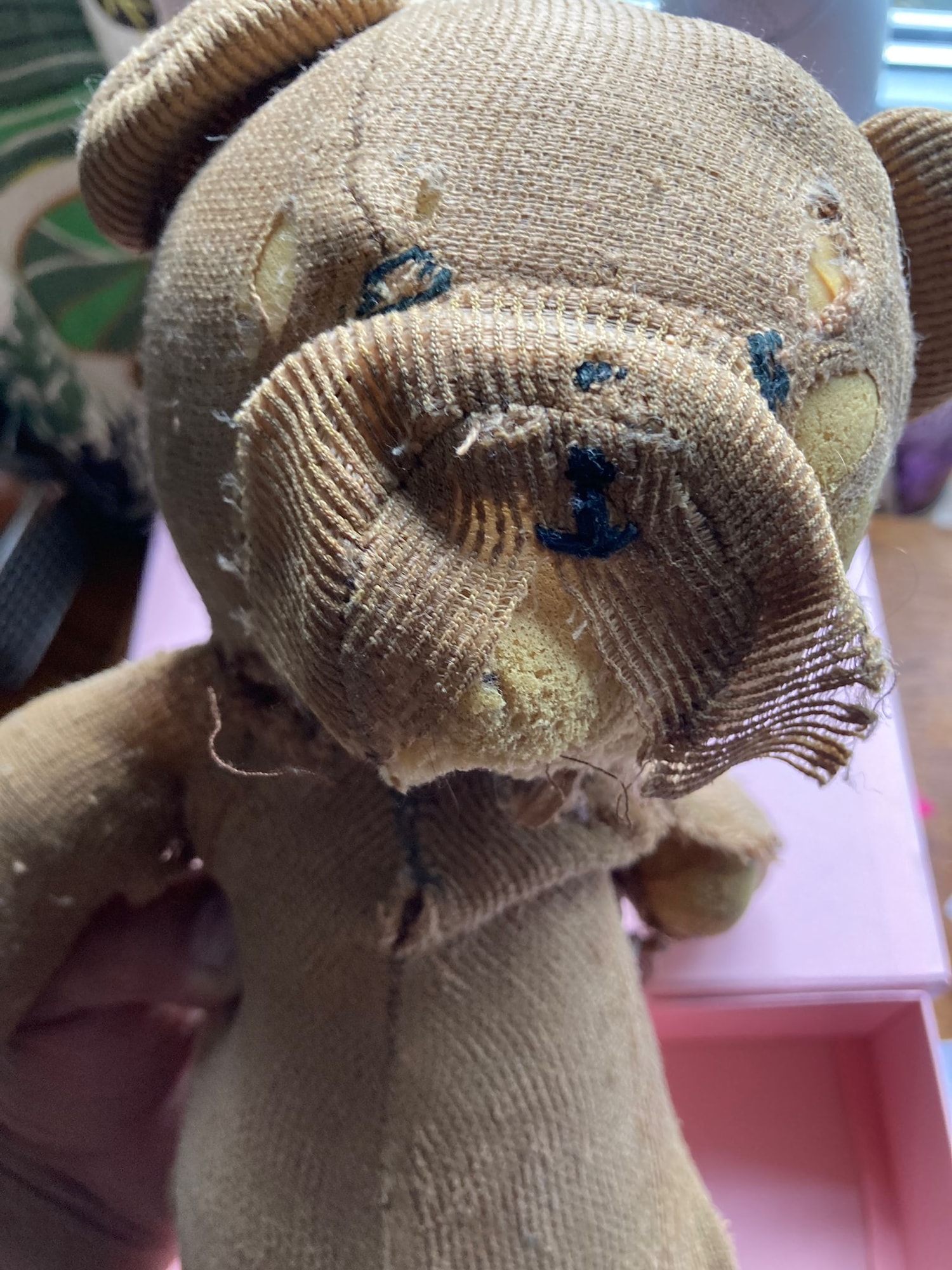 Defekter Stoffteddy mit Löchern vor der Teddyreparatur