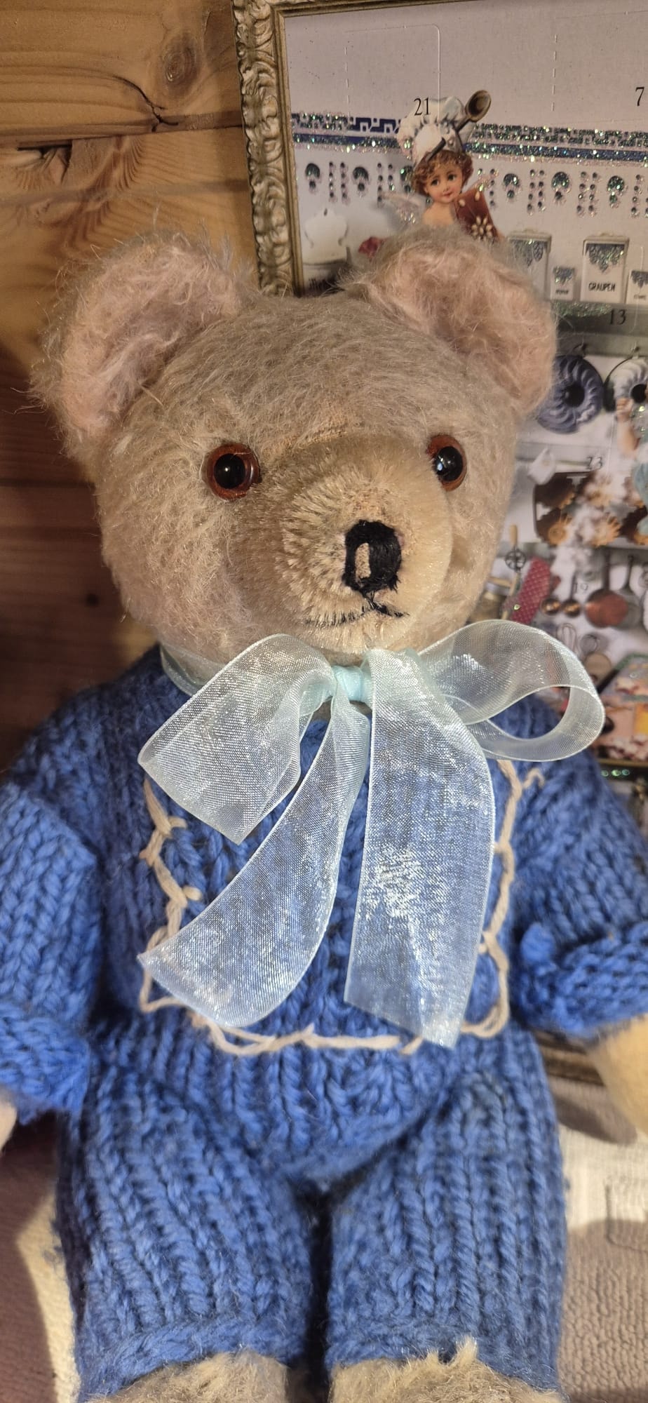 Restaurierter Teddybär mit blauem Strickoutfit – Teddydoktorin Solingen