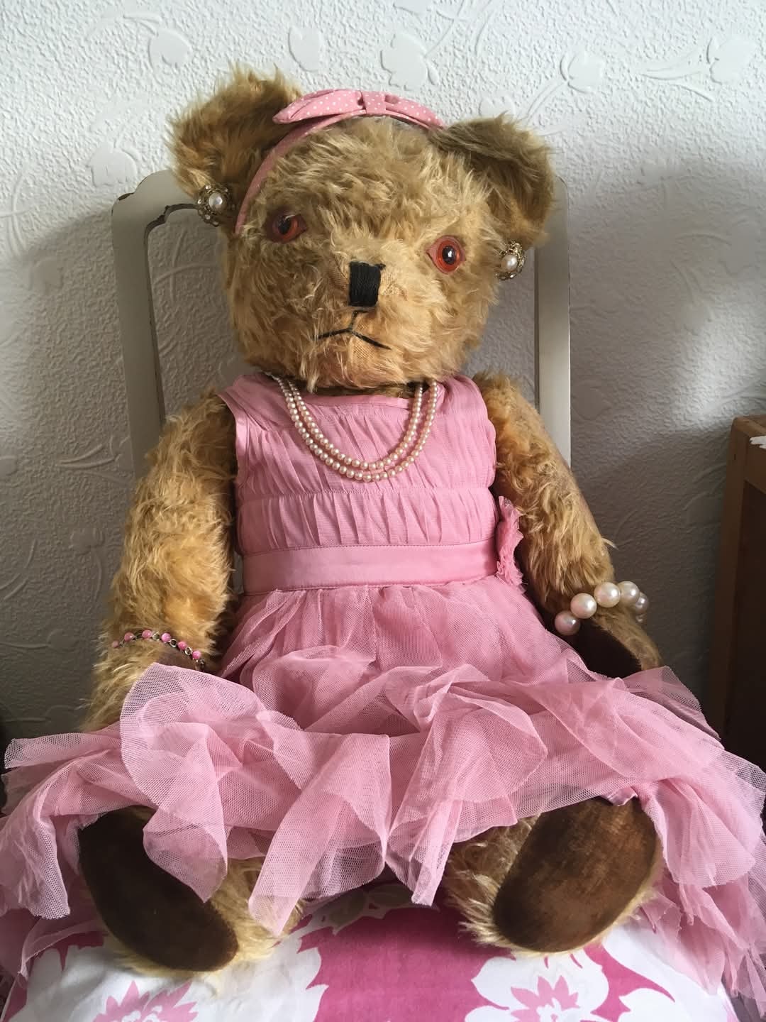 Antiker Teddybär im rosa Tüllkleid nach Restaurierung