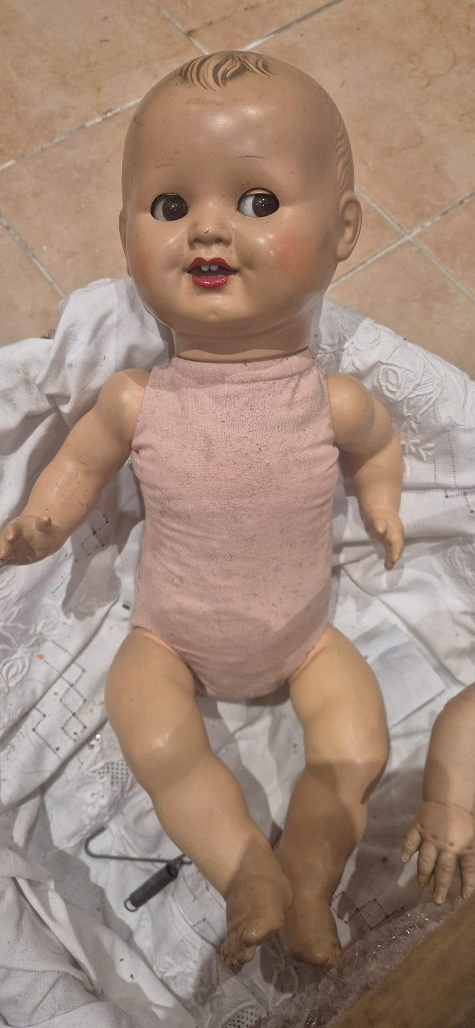 Vintage-Babypuppe mit Stoffkörper und Celluloidgliedmaßen