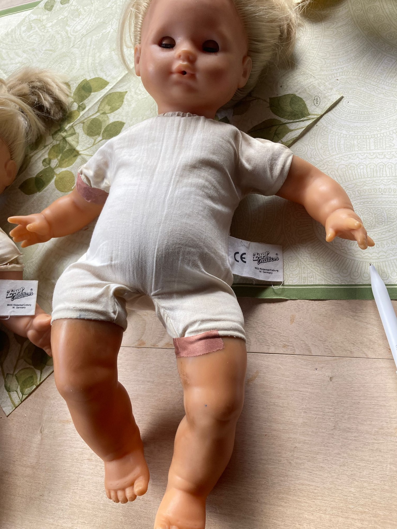 Zapf-Creation-Babypuppe mit Stoffkörper in der Puppenklinik